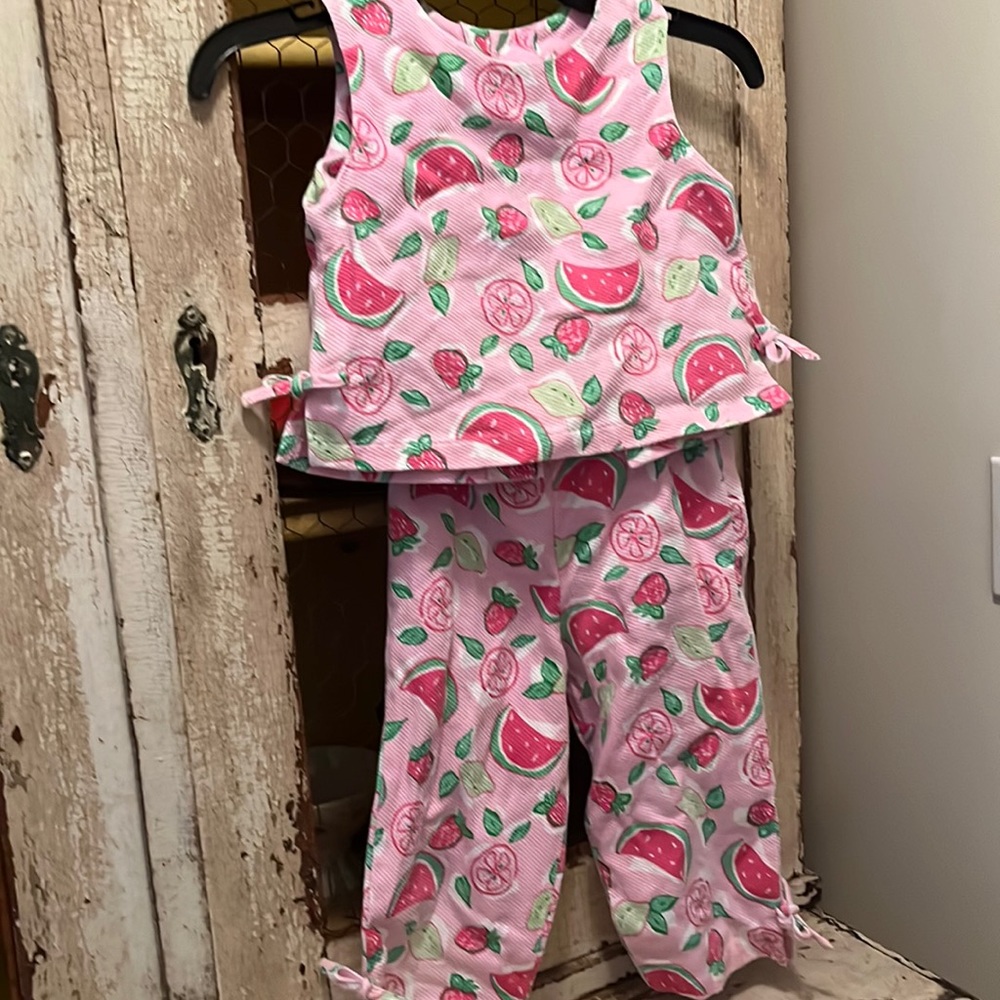 Kelly’s kid shirt and ankle pants and in 5 - 6 size